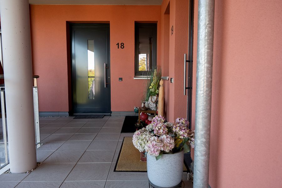 Blumenschmuck vor den Türen