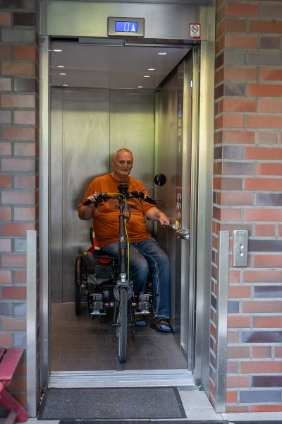 Dirk parkt das Rad per Aufzug