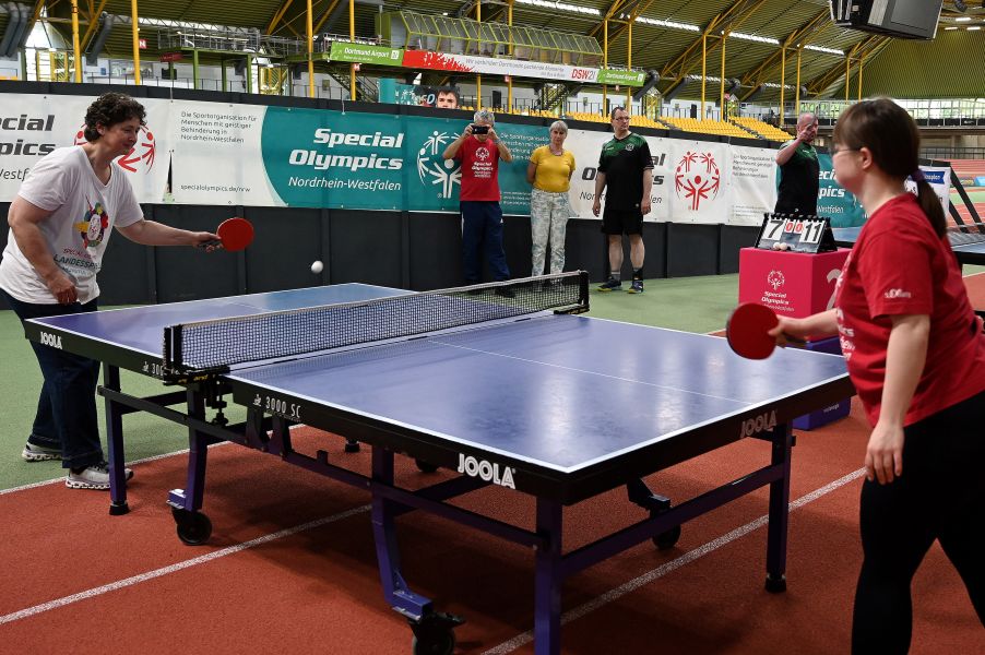 Henrike Struck und Steffi Wiegel bei einer Partie Tischtennis