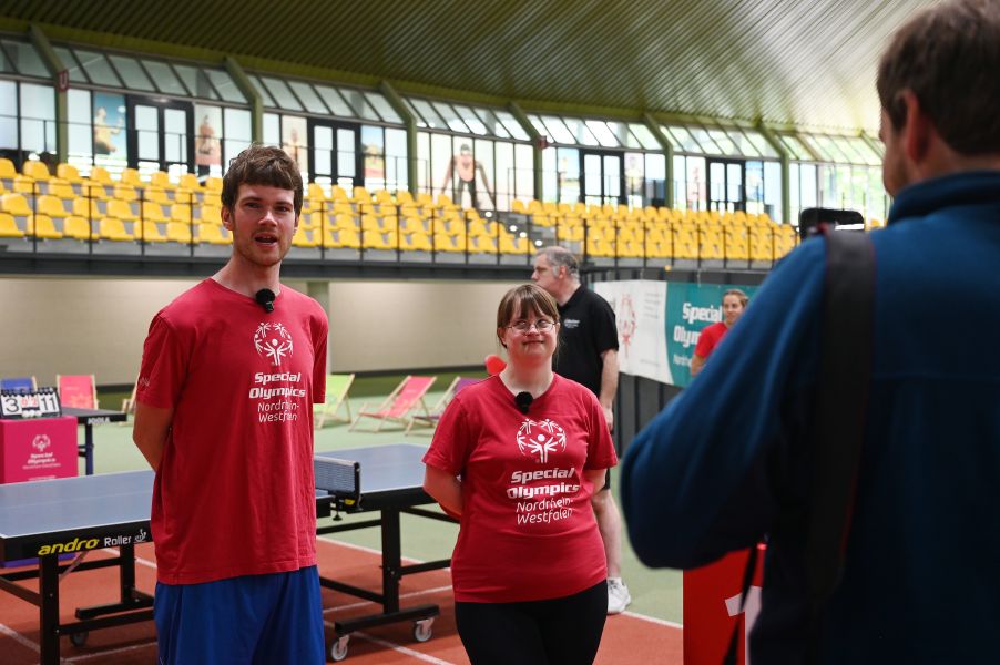 Athletensprecher Simon Lepping und Steffi Wiegel bei einem Videointerview.