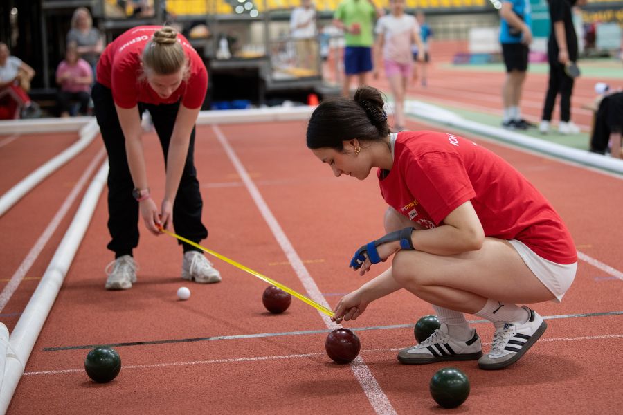 Volunteers messen Abstände bei Boccia mit einem Zolllstock