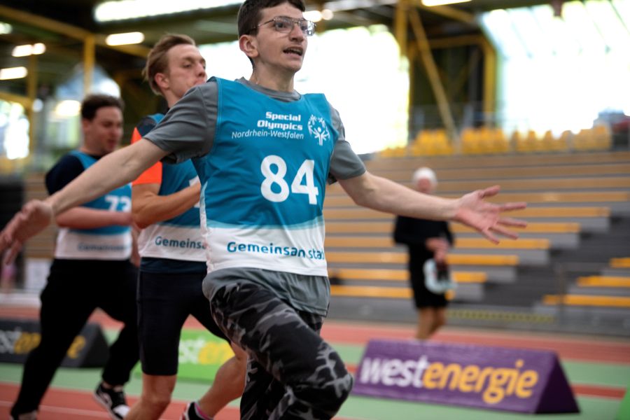 Georgius siegt mit weit ausgebreiteten Armen beim 60 m-Lauf