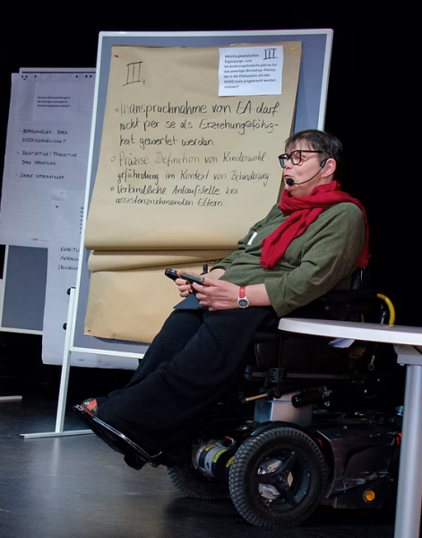 Andrea Lauer moderiert Ergebnisse.