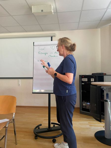 Isabel Cramer am Flipchart.