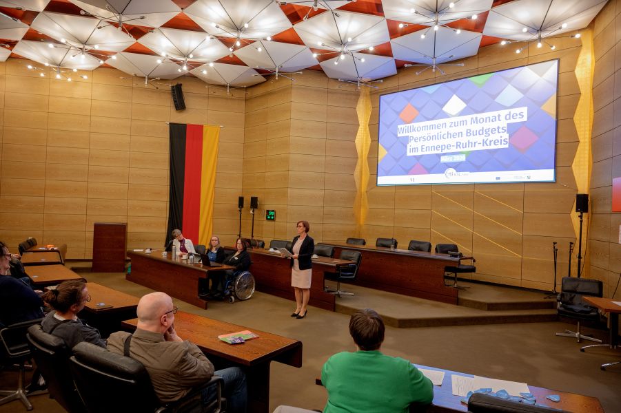 Natalia Keller eröffnet die Veranstaltung.