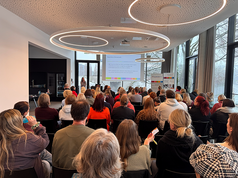 Eine Ansicht des gut gefüllten Vortragsraums von hinten.