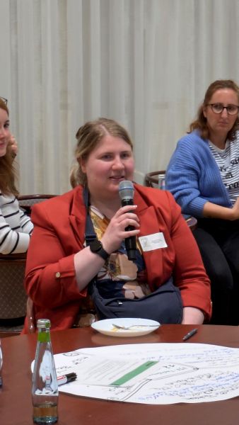 Maren Zebrowski mit Mikro