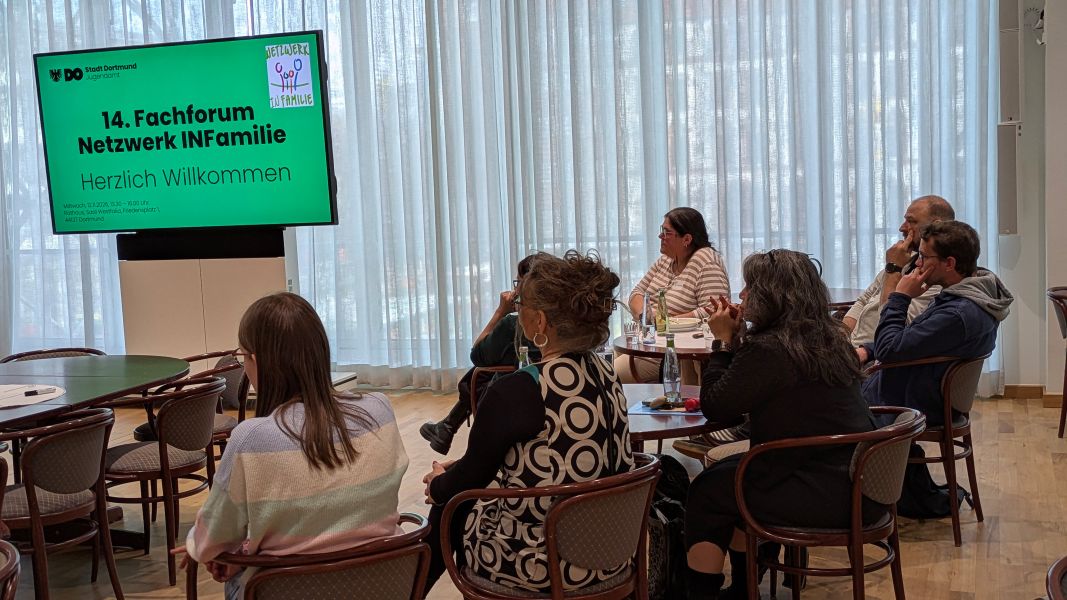 Blick auf die Projektion mit der Begrüßung