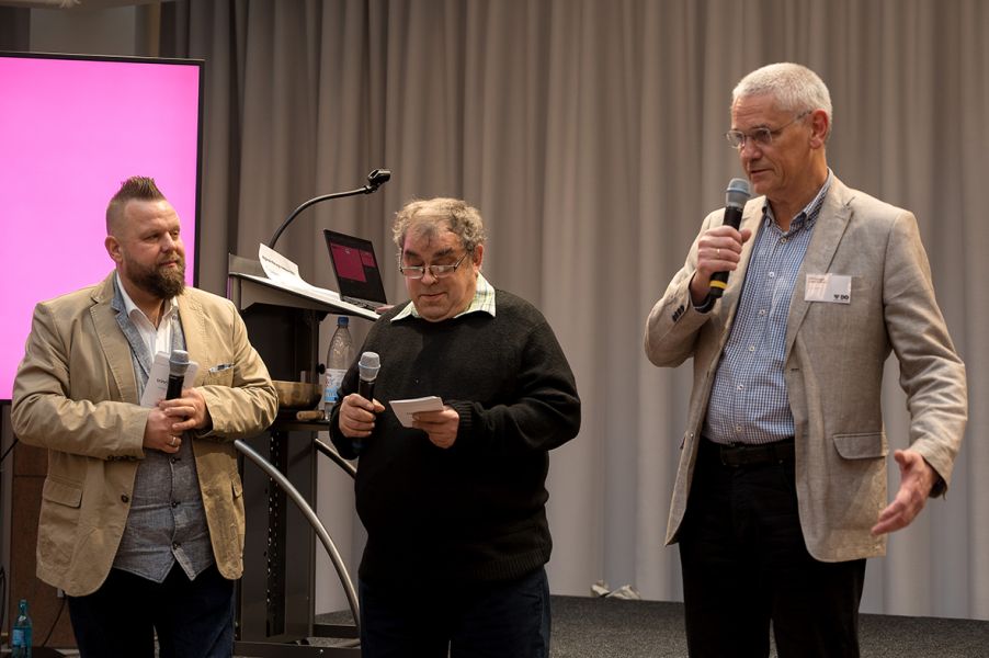 Das Moderatorenduo Andreas Nitsche, Jürgen Zart mit Christoph Gehrmann vom Sozialamt der Stadt Dortmund, der die Anwesenden begrüßte.