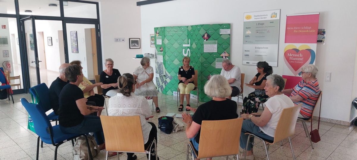 Eine Gruppe beim Schnupperworkshop Gebärdensprache.