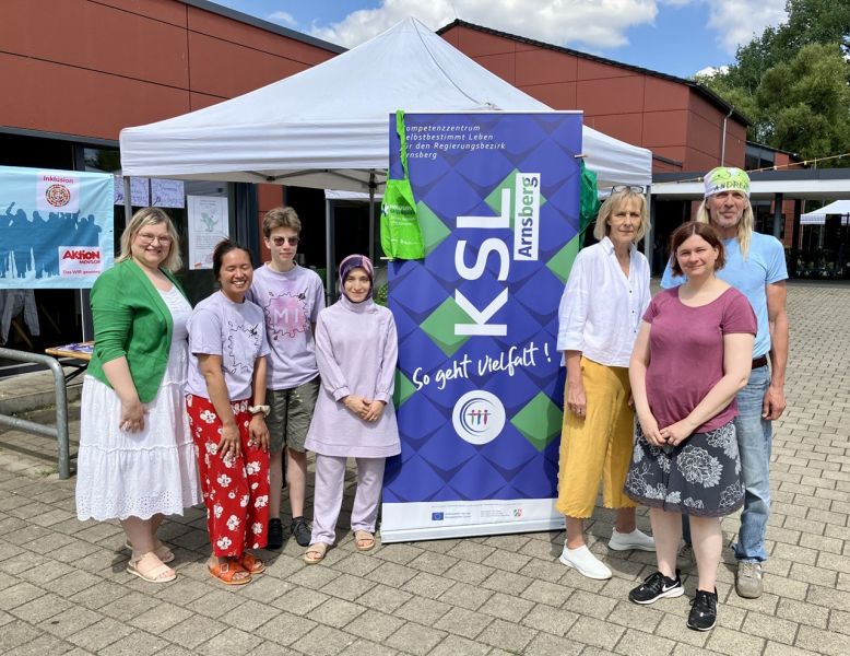 Stand des KSL Arnsberg mit Anna Cebulla, Sarah, Milena Wolf, Selma Olukcu-Aplpagut,    ,   , und Andreas Tintrup.