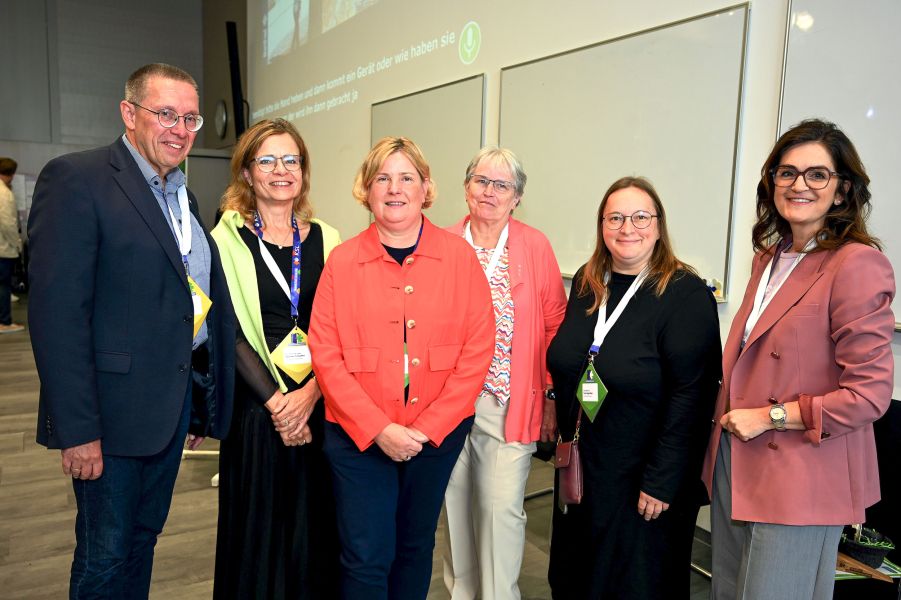 Bild von den Podiumsteilnehmenden. Von Links nach Rechts: Jens Albrecht, Prof. Dr. Susanne Schwalen, Claudia Middendorf, Marion Hölterhoff, Prof. Dr. Tanja Segmüller, Dr. Simone Gurlit