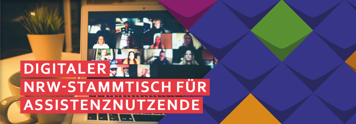 Auf dem Foto ist ein Screenshot von einem Onlinetreffen mit mehreren Teilnehmenden auf einem Monitor zu sehen. Neben dem Monitor steht eine Tasse Kaffee.