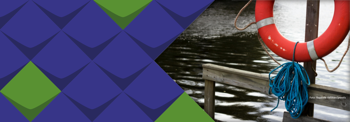 Ein orangefarbener Rettungsring leuchtet vor einem farblosen Hintergrund