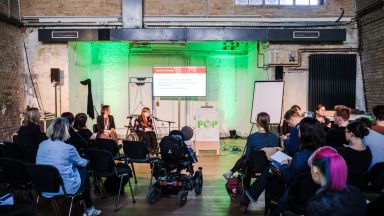 inklusive Gruppe von Menschen bei einem Vortrag