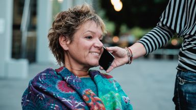 Assistenz hält das Telefon für eine Frau