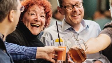 3 Menschen sind in einer Unterhaltung