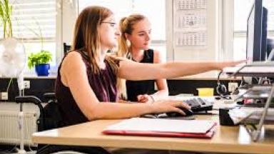 Zwei Frauen am Schreibtisch