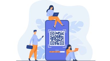 Drei Personen sind neben und auf einem überdimensionalem Handy. Auf dem Handy ist ein QR Code abgebildet