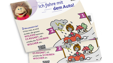 Ein Bild mit zwei gefalteten Plakaten.