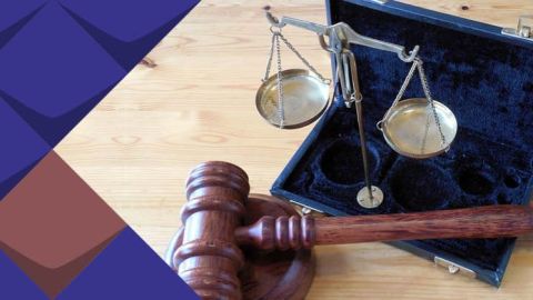 Symbolbild Waage und Hammer