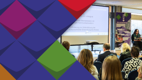 Blick über das Publikum des Fachtags bis zur Bühne