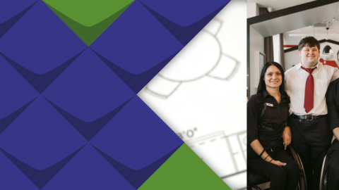 Im Hintergrund ist ein Wohnungsgrundriss zu sehen. Unter einem angedeuteten Hausdach sind drei Personen in Business-Look zu sehen, ein schwarz gekleidetes Paar im Rollstuhl und ein junger Mann mit anderen Lernmöglichkeiten dahinter mit weißem Hemd und roter Krawatte legt dem Mann vertraulich den Arm auf die Schulter