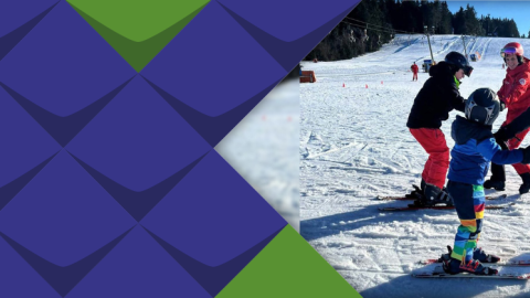 Foto von Skitandems- bestehend aus jeweils einem Kind und einem Erwachsenen auf Skiern. 