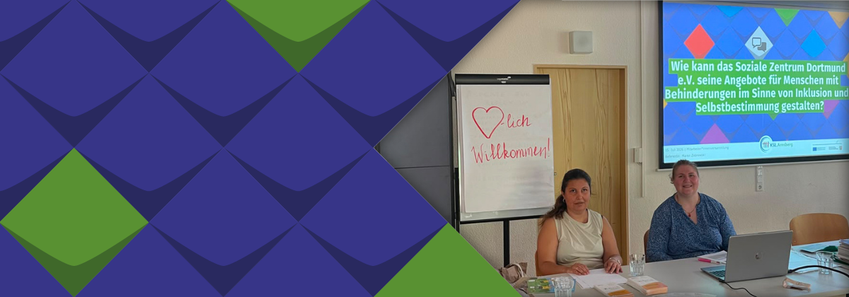 Diana Matzat und Maren Zebrowski sitzen als Referentinnen an einem Tisch mit Laptop und Notize. Hinter ihnen ist ein Flipchart mit "Herzlich Willkommen!" zu sehen, außerdem die Titelfolie einer Powerpointpräsentation
