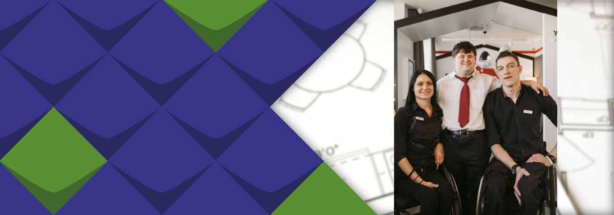 Im Hintergrund ist ein Wohnungsgrundriss zu sehen. Unter einem angedeuteten Hausdach sind drei Personen in Business-Look zu sehen, ein schwarz gekleidetes Paar im Rollstuhl und ein junger Mann mit anderen Lernmöglichkeiten dahinter mit weißem Hemd und roter Krawatte legt dem Mann vertraulich den Arm auf die Schulter