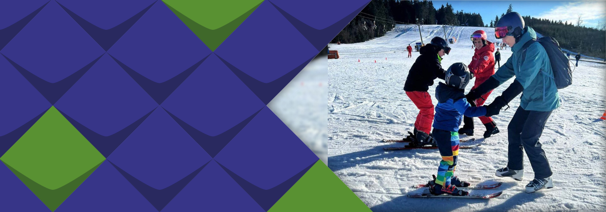 Foto von Skitandems- bestehend aus jeweils einem Kind und einem Erwachsenen auf Skiern.