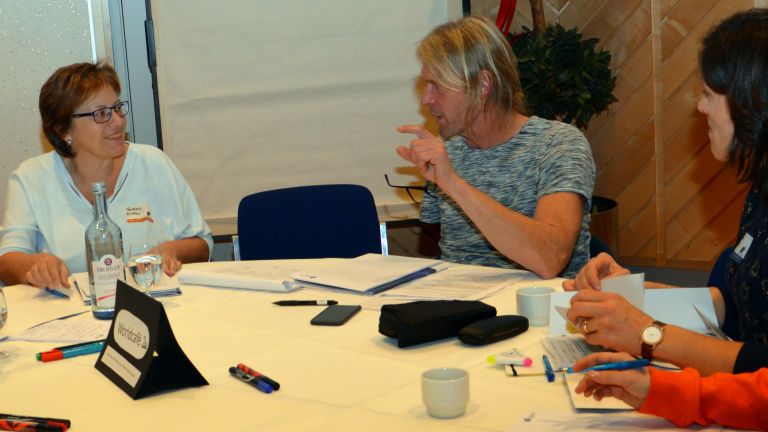 Andreas Tintrup vom KSL Arnsberg moderiert einen World Café-Tisch.