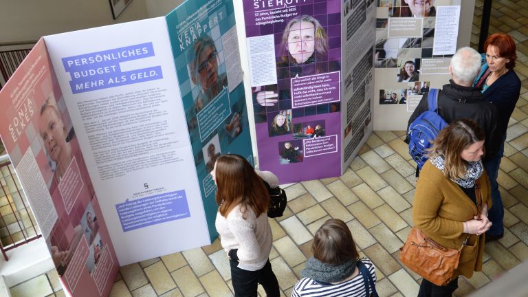 Die Wanderausstellung wurden von vielen Gästen sehr aufmerksam angeschaut.