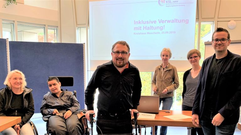Unser Bild zeigt in der Mitte stehend den Referenten Manuel Salomon. Links daneben sind Stephanie Tillmann und Zorica Stiewe. Rechts neben dem Referenten steht Christian Rademacher. Im Hintergrund stehen die Workshop-Teilnehmerinnen Susi Bogen und Rita Schneider. Foto: HSK