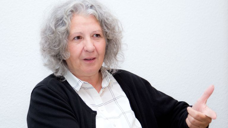 Das Bild zeigt ein Porträt von Gabriele Olbrich-Steiner.