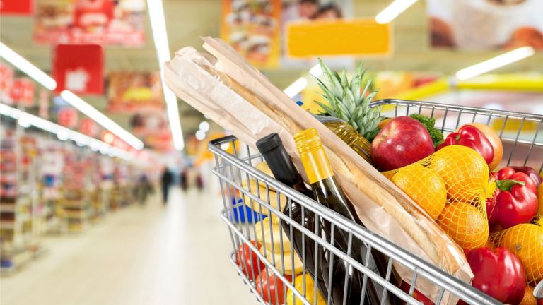 Das Bild zeigt einen vollgeladenen Einkaufswagen in einem Supermarkt.