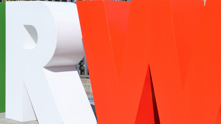 Das Foto zeigt die großen Buchstaben NRW in den Landesfarben grün, weiß und rot.