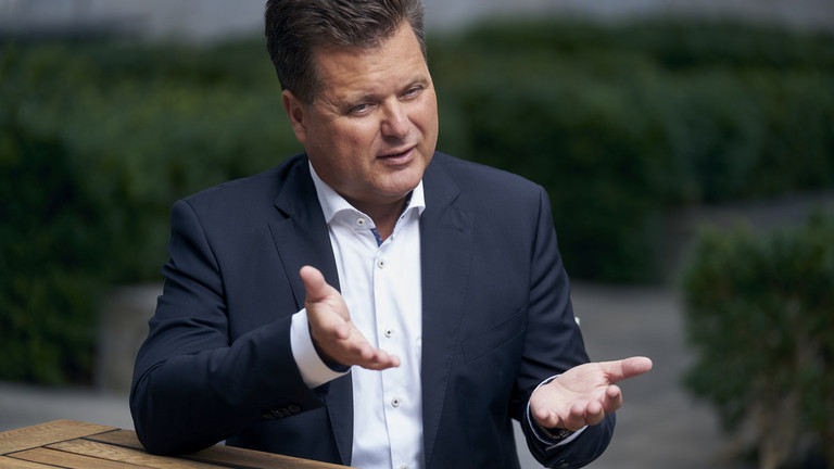 Das Foto zeigt Jürgen Dusel. Er ist Beauftragter der Bundesregierung für Menschen mit Behinderungen.