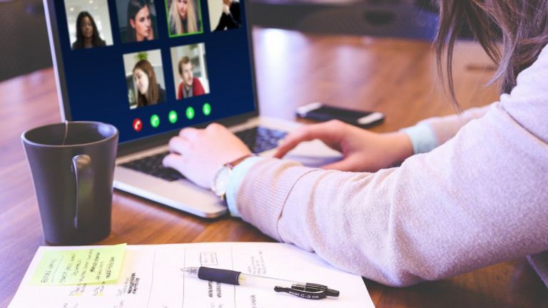 Das Foto zeigt einen Menschen, der auf einer Laptoptastatur schreibt.