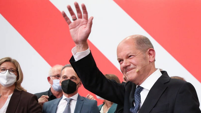 Olaf Scholz hebt die rechte Hand | © dpa Bildfunk, picture alliance/dpa | Wolfgang Kumm