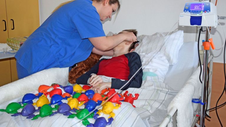 Mensch mit Behinderung wird gepflegt