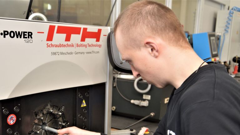 Das Bild zeigt Jan-Peter Lübke an seinem Arbeitsplatz bei ITH Schraubtechnik.