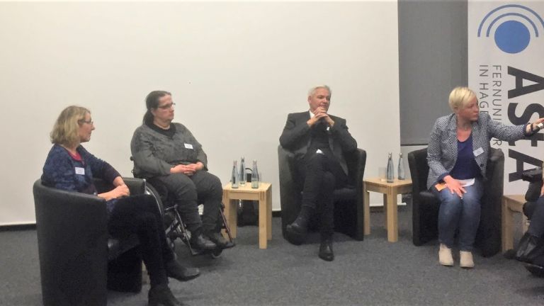 Das Bild zeigt das Podium mit Expertinnen und Experten, die zum Thema Persönliches Budget diskutieren.