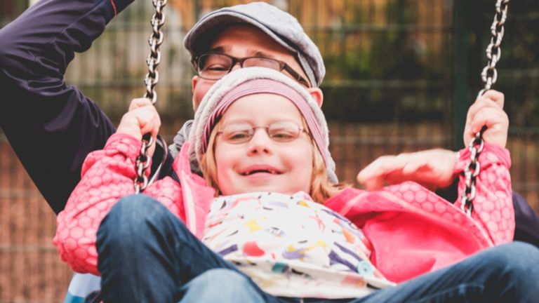 Vater und Kind auf der Schaukel. Foto: Andi Weiland | Gesellschaftsbilder.de