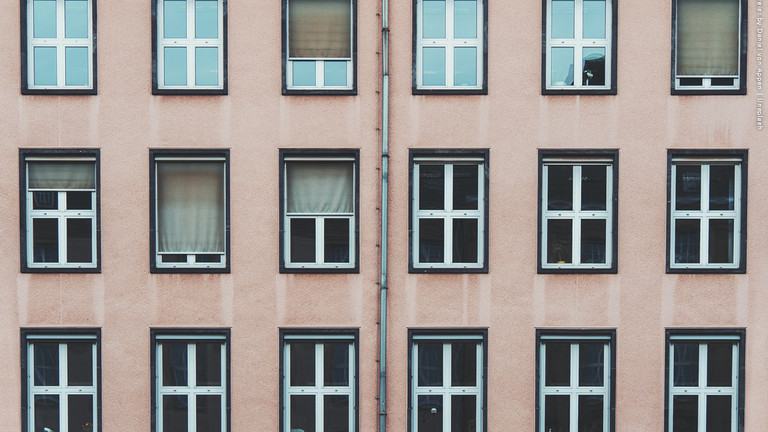 Das Foto zeigt drei Fensterreihen.