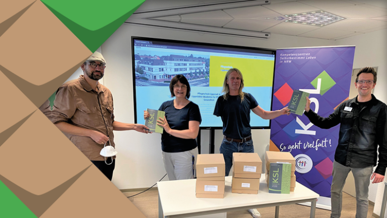 Übergabe des Praxishandbuchs an die Pflegeschule der ESTA-Bildungswerk gGmbH in Lippstadt: (von links) Markus May, Koordinierungsstelle der KSL.NRW, Sabine Ferber, Pädagogische Mitarbeiterin ESTA-Bildungswerk, Andreas Tintrup, Projektleiter KSL Arnsberg, und Christian Horstmann, Schulleiter ESTA-Bildungswerk Lippstadt. 