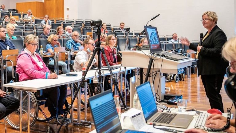 Claudia Middendorf (rechts im Bild) beim Empfang der kommunalen Behindertenbeauftragten.