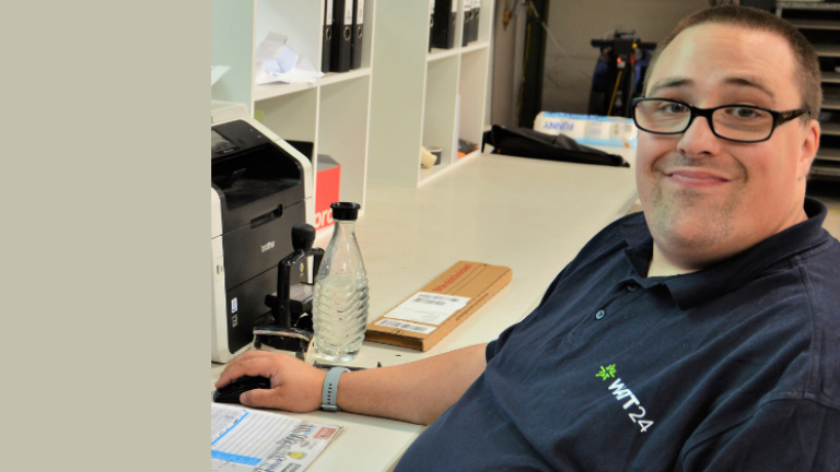 Daniel Bastert sitzt am Schreibtisch vor seinem PC.