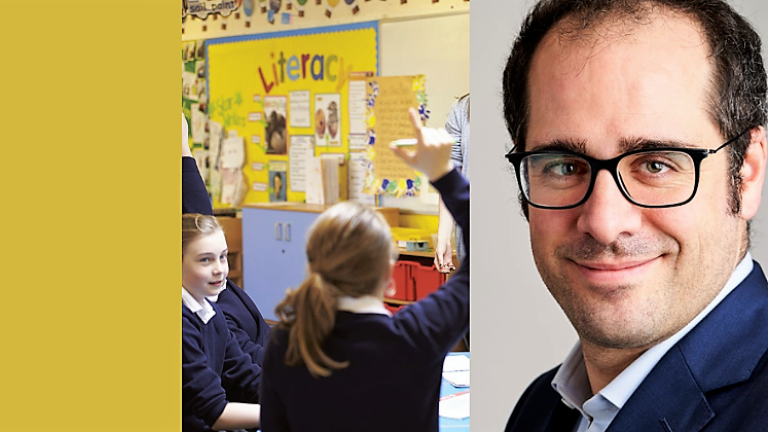 Das Foto zeigt ganz rechts das Porträts eines Mannes. Er heißt Fabian van Essen. Er ist Professor für Heilpädagogik. 