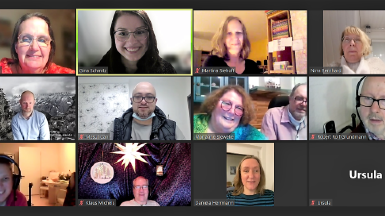 Das Foto zeigt einen Bildschirm von der Videokonferenz der Assistenznutzenden.